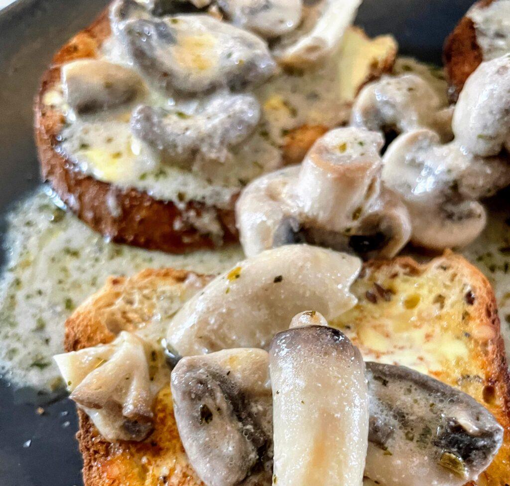 Creamy mushrooms on toast